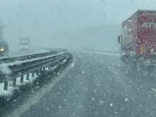 Обилен снеговалеж на магистрала "Тракия"