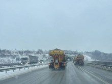 АПИ: Шофьорите да карат внимателно и със съобразена скорост заради снеговалежа
