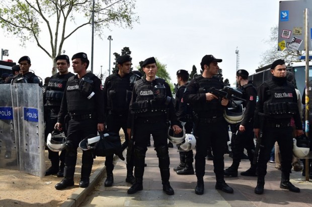 Служители на турското разузнаване MIT съвместно с полицията в Истанбул