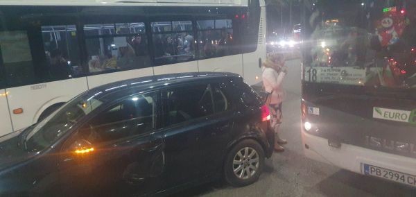 </TD
>За неприятен инцидент между автобус на градския транспорт и лек