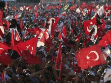 Стотици жители на Истанбул излязоха на митинг в подкрепа на Имамоглу