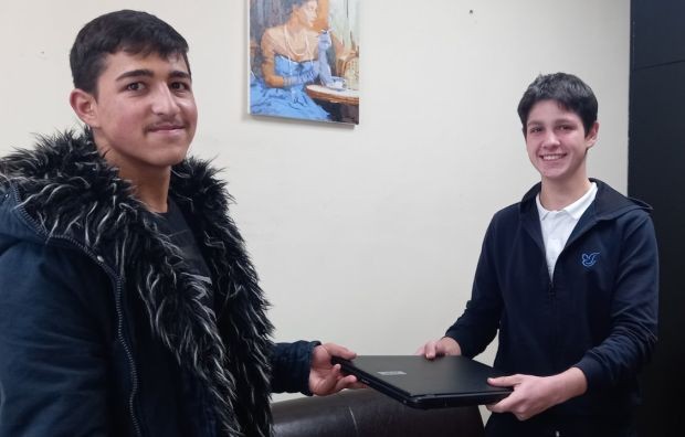 Ученици от Езикова гимназия дариха 8 лаптопа и принтер на деца и младежи от Преходно жилище – Благоевград