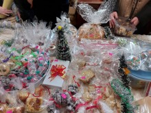 Десетки се включиха в коледния базар "Деца помагат на деца"