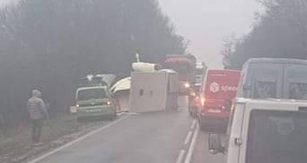 Тежка катастрофа затруднява движението по пътя София-Варна край разклона за