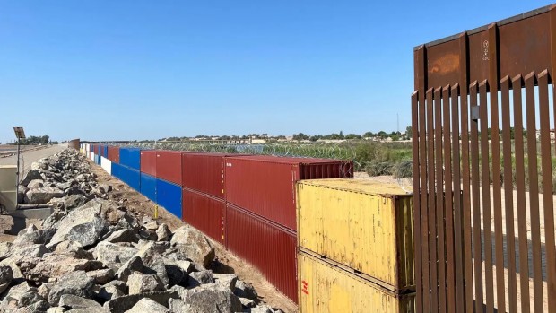 Министерството на правосъдието на САЩ заведе дело срещу щата Аризона с искане да разруши стената по границата с Мексико