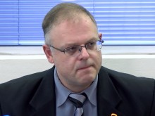 Бизнесмен преби с тенис ракета жена си, хванал я да говори по телефона! Травмите са нечовешки
