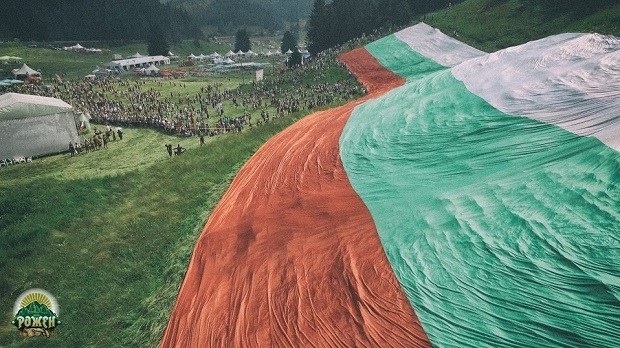 Голямото роженско знаме се превръща в 11 100 национални флага за кампания "България заслужава!"