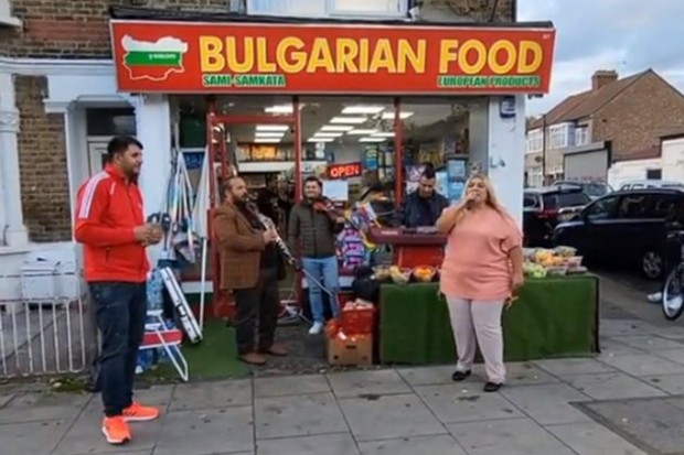 Роми разтърсиха Лондон с тежък кючек Видео от атрактивната ситуация се