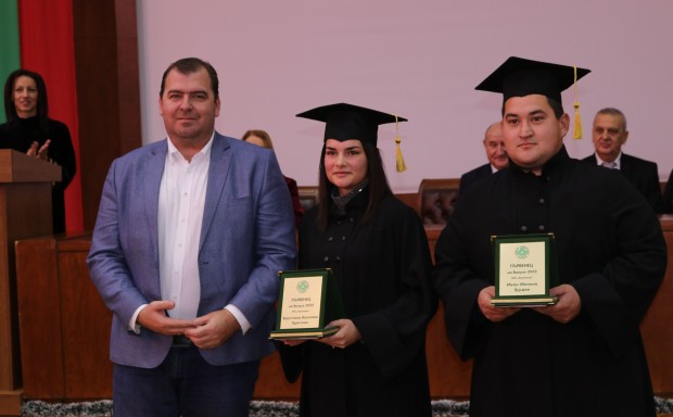 Министър връчи дипломите на отличници в пловдивски университет