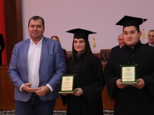 Министър връчи дипломите на отличници в пловдивски университет