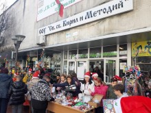 Коледен благотворителен базар се провежда в СУ "Св. св. Кирил и Методий" в Смолян