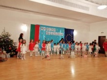 Талантите от ДГ "Зорница" участваха в благотворителен коледен концерт в помощ на майката на техен връстник