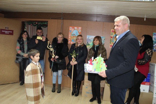 </TD
>Малки коледарчета посетиха кмета на район Северен“ Стоян Алексиев. Шестте