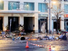 Огромен аквариум се е спукал в хотел, двама са ранени