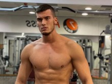 Ето го новия секссимвол на попфолка, свали си тениската и момичетата пощуряха