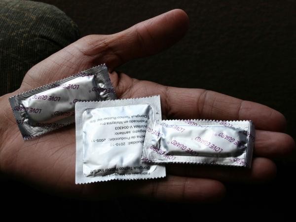 Френският президент Еманюел Макрон обяви, че презервативите ще бъдат безплатни