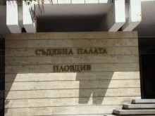 Оставиха под стража търговците на бижута-менте