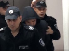 Вижте как доведоха в съда бизнесмена, насилвал жена си