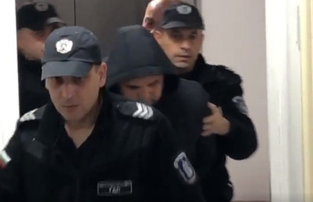 Районният съд - Пловдив разглежда искането на прокуратурата за задържане под стража на мъжа, пребил жена си с тенис ракета