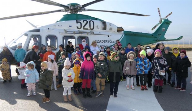 Дядо Коледа пристигна с хеликоптер на "Гранична полиция"