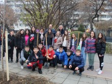 Кметът на район "Северен" и петокласници от СУ "П.Кр.Яворов" посадиха дръвчета