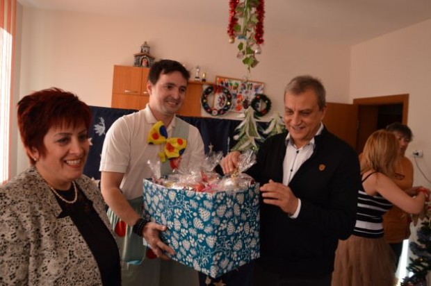 Кметът на Благоевград бе гост на коледни тържества в Дневен център за деца с увреждания и този за пълнолетни лица с увреждания "Зорница"
