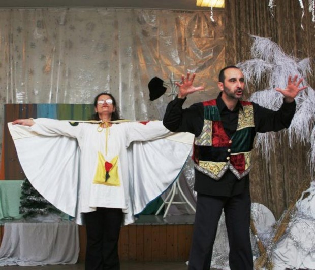 Дядо Коледа пристига на сцената на театър "Весел" във Велико Търново