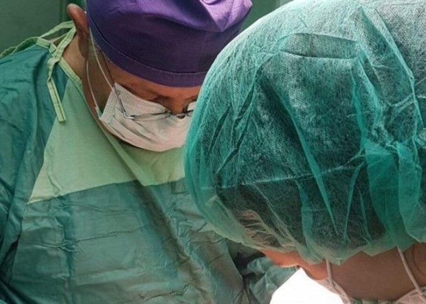 Лекари от УМБАЛ "Пловдив" извършиха тежка операция на жена с огромен миомен възел на матката