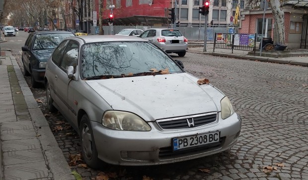 TD Здравейте Plovdiv24 bg Изпращам Ви снимки на изоставен автомобил в центъра на