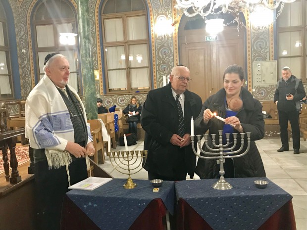 TD Еврейската общност посреща тази вечер един от най големите юдейски празници
