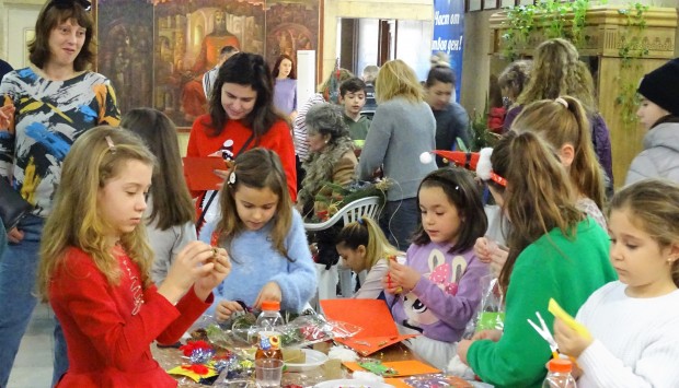 Деца майсториха картички, играчки и сувенири в Община Велико Търново