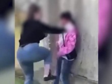 Момичета нападнаха и пребиха своя съученичка в училище в Раднево