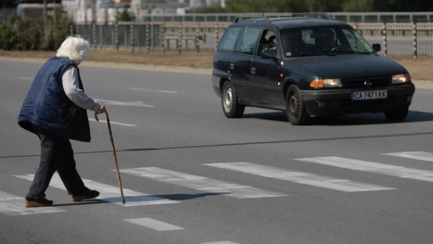 66-годишен мъж блъсна 67-годишна жена на пешеходна пътека на булевард
