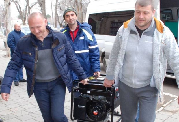 Министър Росен Христов дари генератори на българите в Болград, Украйна