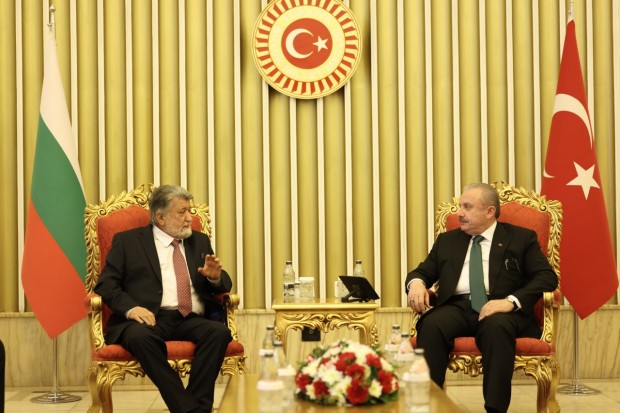 Вежди Рашидов разговаря с председателя на Великото национално събрание на Турция Мустафа Шентоп