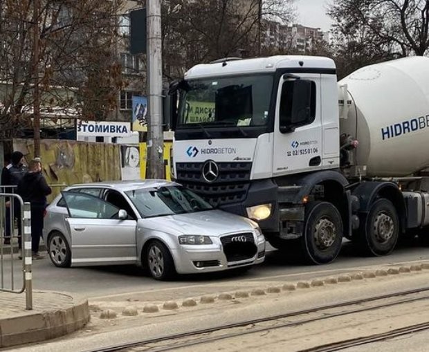 Катастрофа между автомобил и бетоновоз е станала на столичния булевард  Константин