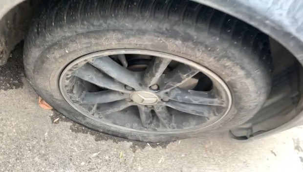 </TD
>Доброжелател е нарязал гумите на три автомобила в Пловдив, разбра Plovdiv24.bg.