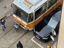 Трамвай удари неправилно паркиран автомобил в София
