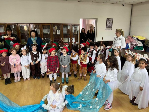 Коледари от детска градина "Приятели" наричаха за здраве в община Куклен