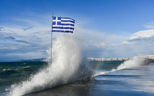 Силни ветрове наложиха спиране на фериботите от Атика