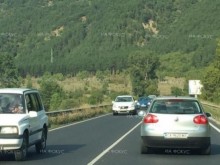 Временно  е ограничено движението по път III-508 Плазище - Джебел в посока Джебел поради самокатастрофирал лек автомобил