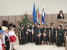Коледарчета наричаха за здраве в Общинския съвет в Бургас