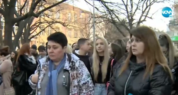 Напрежението в гимназия Христо Ботев в Дупница ескалира Там конфликт