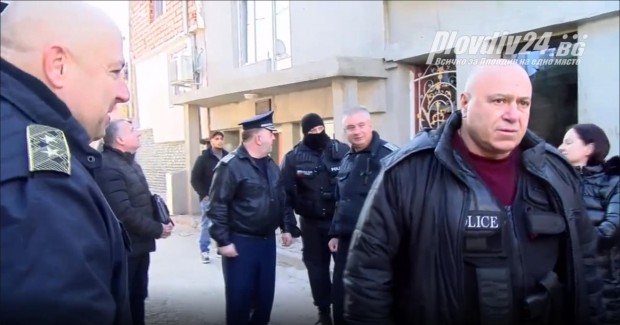 Шефът на МВР Пловдив: Пострадала е полицайка, също и патрулка!