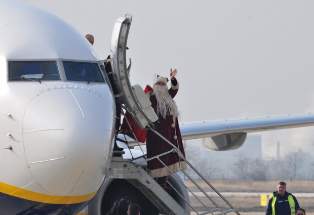 </TD
>Дядо Коледа ще пристигне с подаръци на летище Пловдив тази