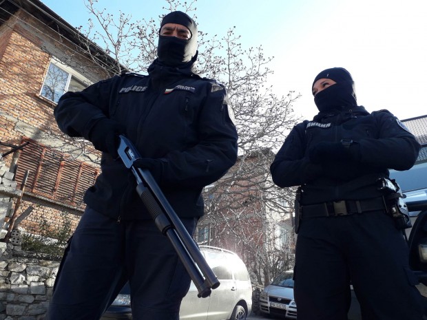 Мощна МВР акция в ромската махала в Асеновград