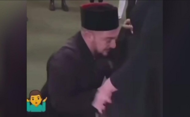 Палав свещеник "взриви" ТикТок