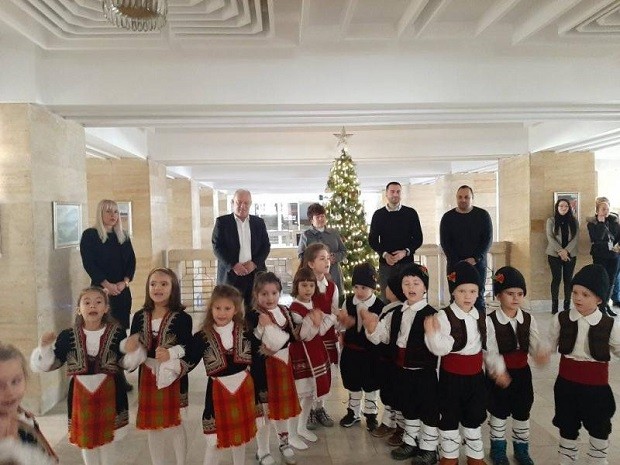 Талантливите деца от "Буратино" внесоха коледно настроение в община Смолян на Игнажден