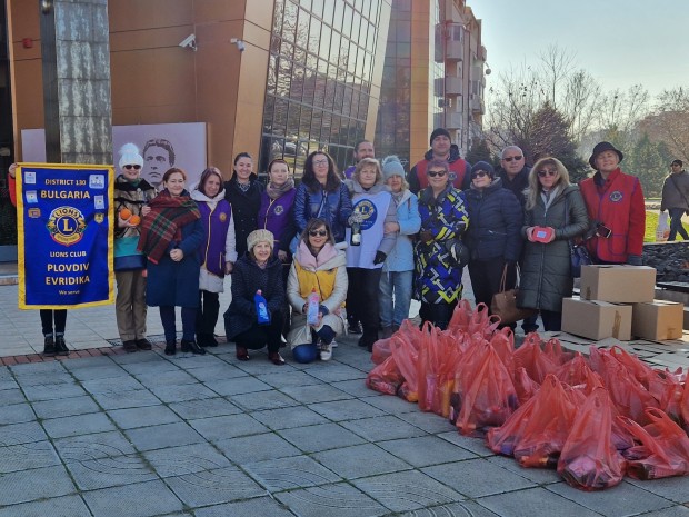 Лайънс клубове в Пловдив зарадваха 40 семейства с дарения за празниците