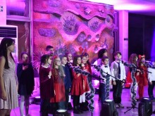 Ученици от пловдивското училище "Цар Симеон Велики" изнесоха концерт пред Областната администрация
